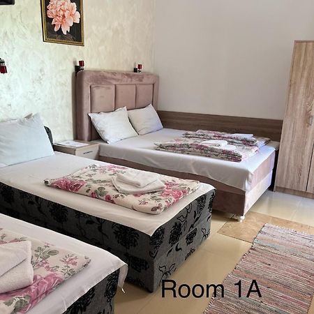 Sobe Sa Sopstvenim Kupatilom Private Rooms Bathroom In Center โนวีซาด ภายนอก รูปภาพ