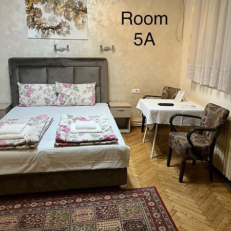 Sobe Sa Sopstvenim Kupatilom Private Rooms Bathroom In Center โนวีซาด ภายนอก รูปภาพ
