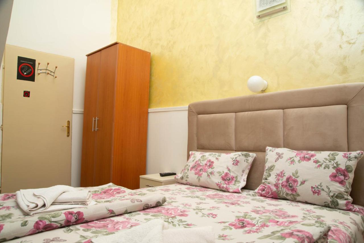 Sobe Sa Sopstvenim Kupatilom Private Rooms Bathroom In Center โนวีซาด ภายนอก รูปภาพ