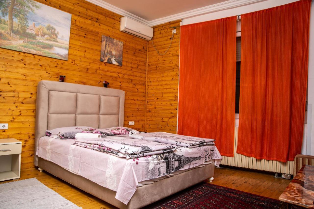 Sobe Sa Sopstvenim Kupatilom Private Rooms Bathroom In Center โนวีซาด ภายนอก รูปภาพ