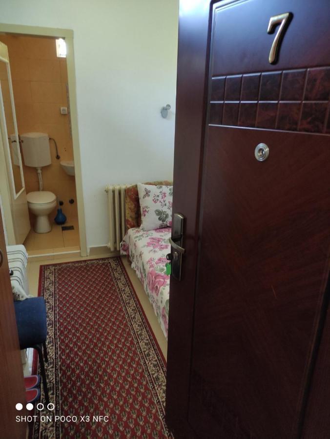 Sobe Sa Sopstvenim Kupatilom Private Rooms Bathroom In Center โนวีซาด ภายนอก รูปภาพ