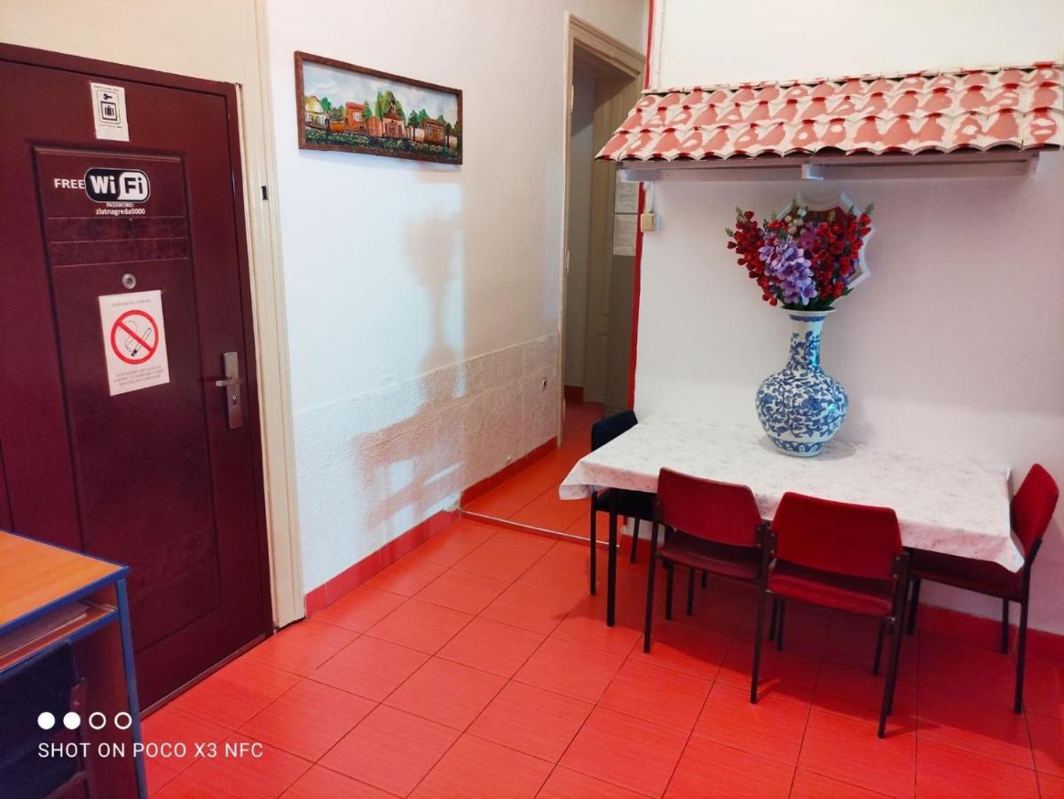 Sobe Sa Sopstvenim Kupatilom Private Rooms Bathroom In Center โนวีซาด ภายนอก รูปภาพ