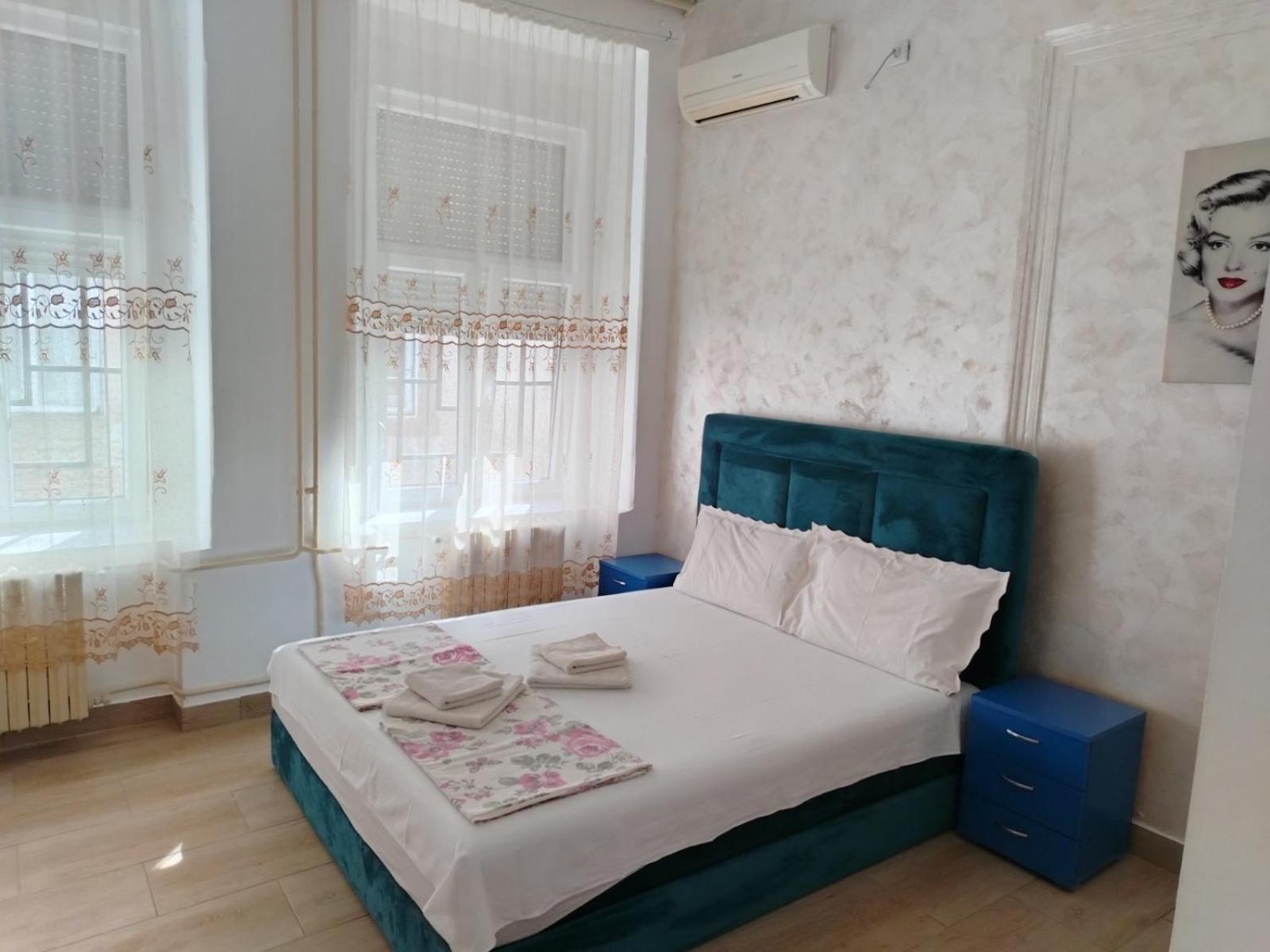 Sobe Sa Sopstvenim Kupatilom Private Rooms Bathroom In Center โนวีซาด ภายนอก รูปภาพ