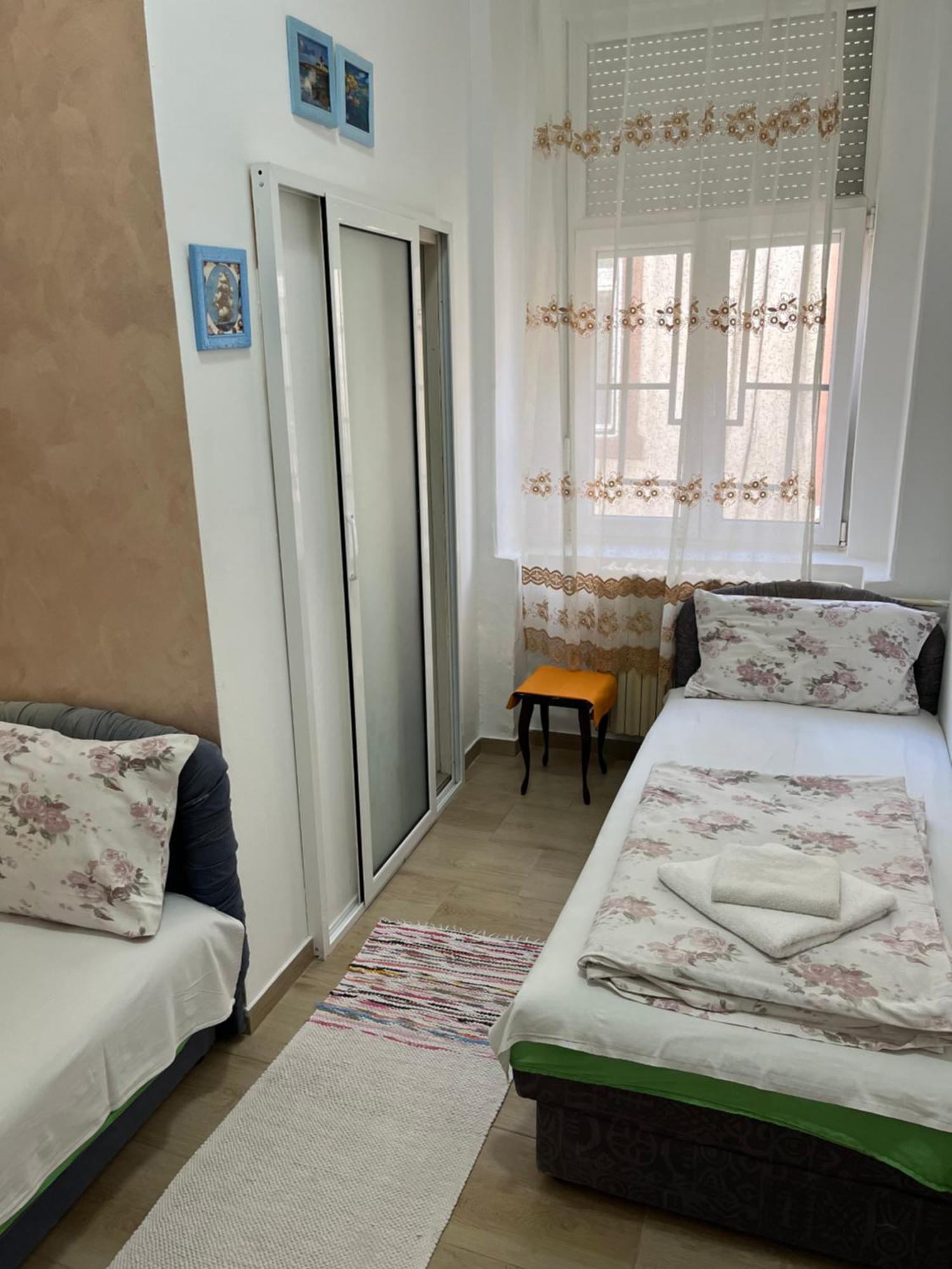 Sobe Sa Sopstvenim Kupatilom Private Rooms Bathroom In Center โนวีซาด ภายนอก รูปภาพ
