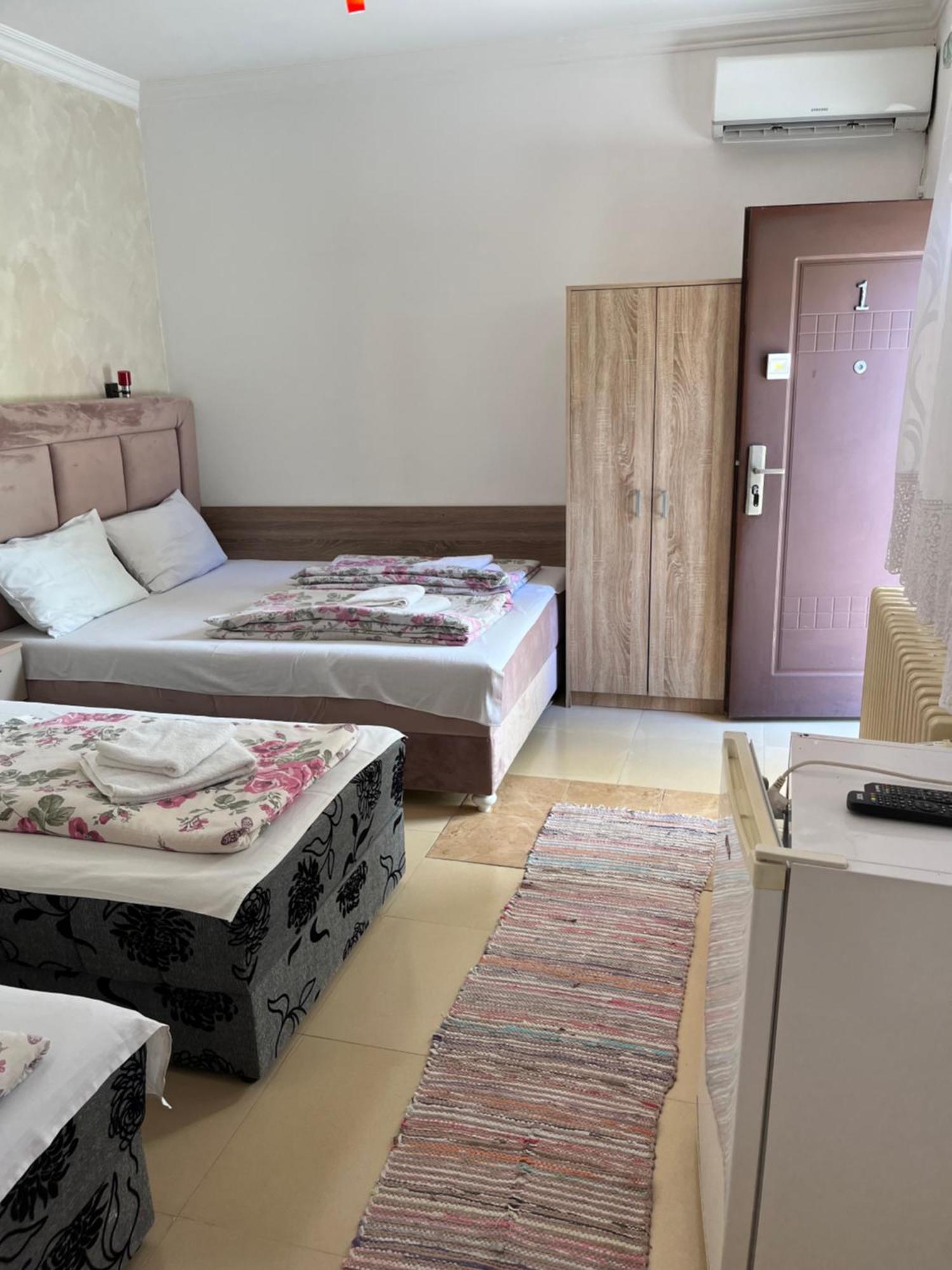 Sobe Sa Sopstvenim Kupatilom Private Rooms Bathroom In Center โนวีซาด ภายนอก รูปภาพ