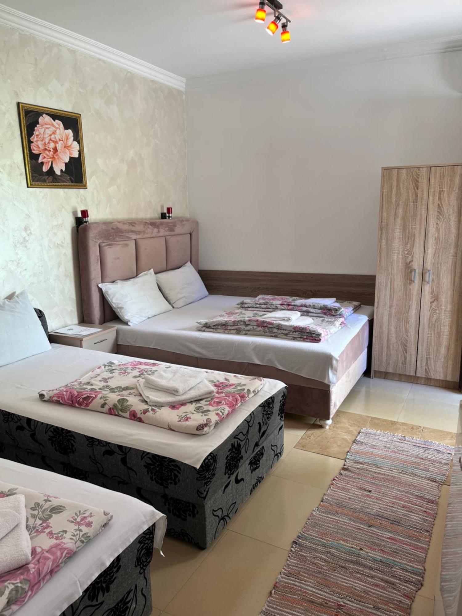 Sobe Sa Sopstvenim Kupatilom Private Rooms Bathroom In Center โนวีซาด ภายนอก รูปภาพ