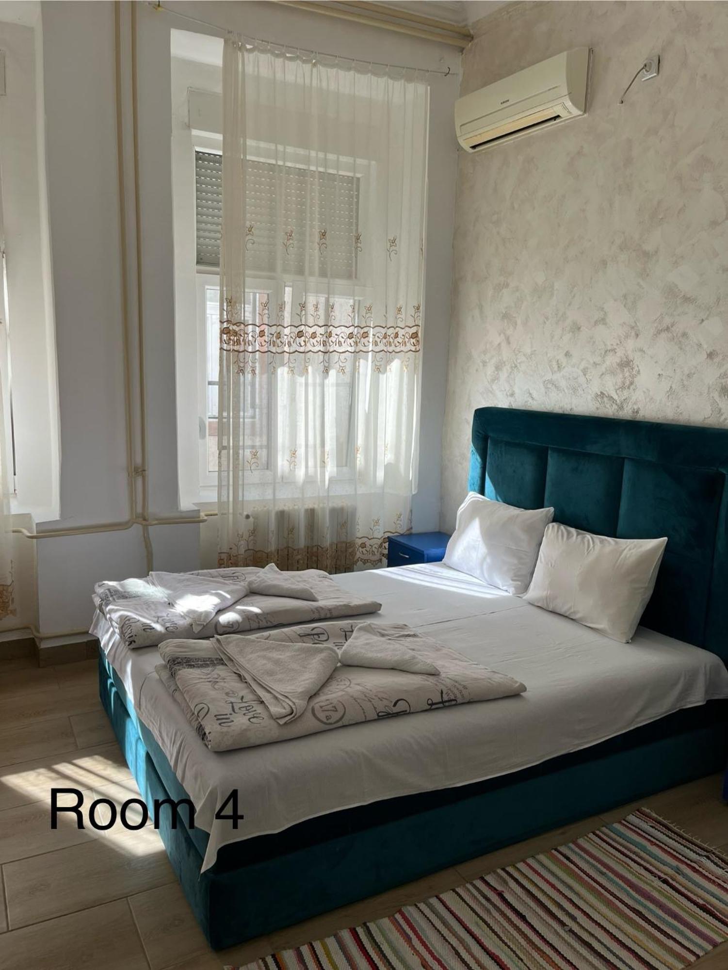 Sobe Sa Sopstvenim Kupatilom Private Rooms Bathroom In Center โนวีซาด ภายนอก รูปภาพ