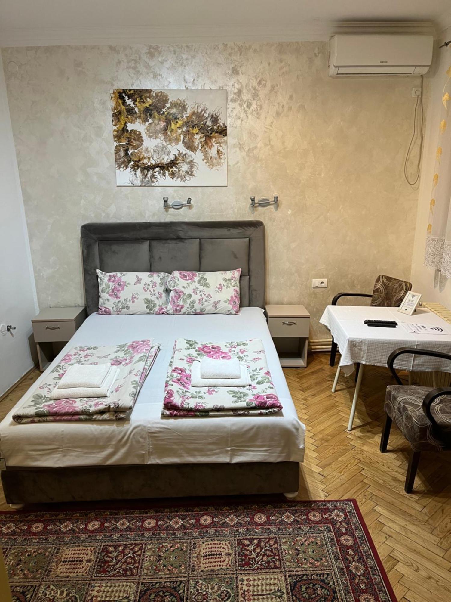 Sobe Sa Sopstvenim Kupatilom Private Rooms Bathroom In Center โนวีซาด ภายนอก รูปภาพ