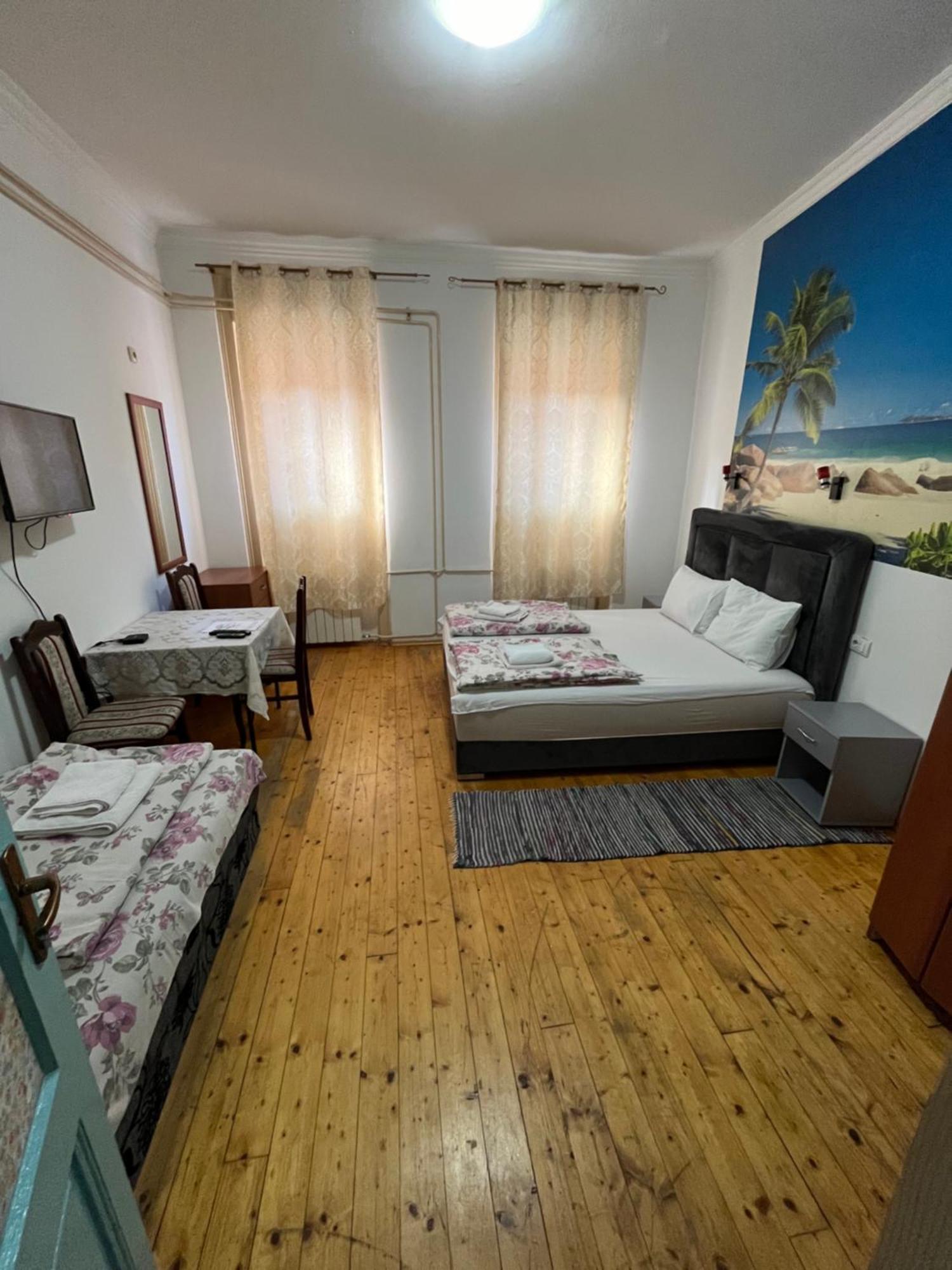 Sobe Sa Sopstvenim Kupatilom Private Rooms Bathroom In Center โนวีซาด ภายนอก รูปภาพ