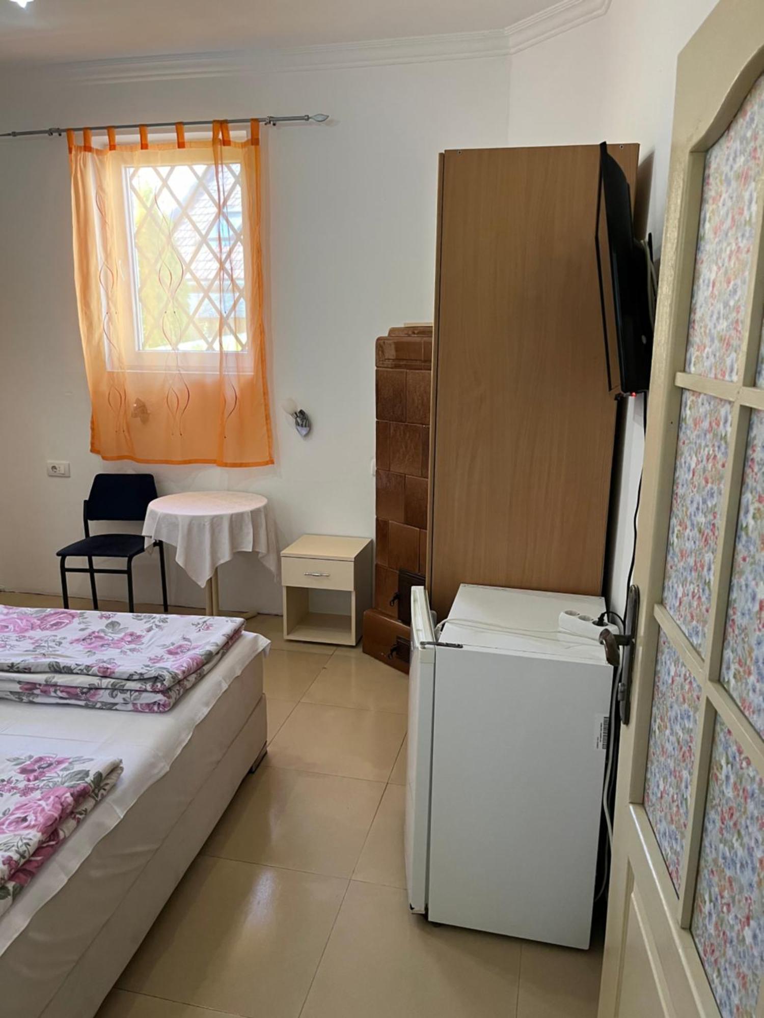 Sobe Sa Sopstvenim Kupatilom Private Rooms Bathroom In Center โนวีซาด ภายนอก รูปภาพ