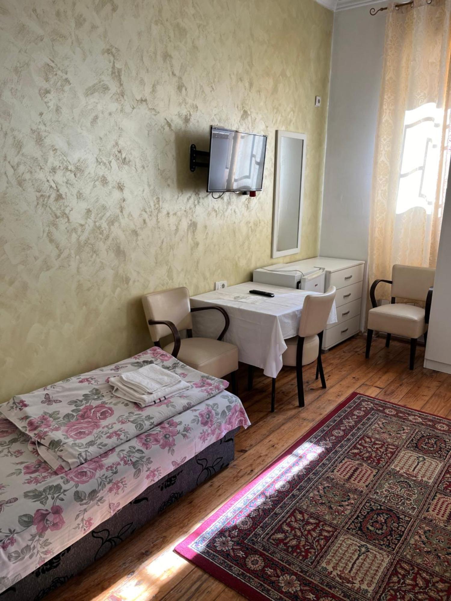 Sobe Sa Sopstvenim Kupatilom Private Rooms Bathroom In Center โนวีซาด ภายนอก รูปภาพ