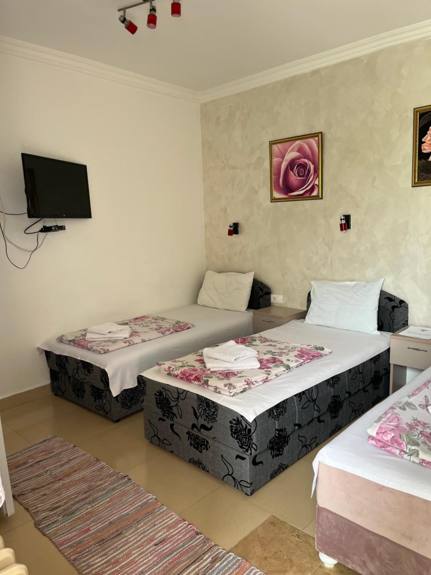 Sobe Sa Sopstvenim Kupatilom Private Rooms Bathroom In Center โนวีซาด ภายนอก รูปภาพ