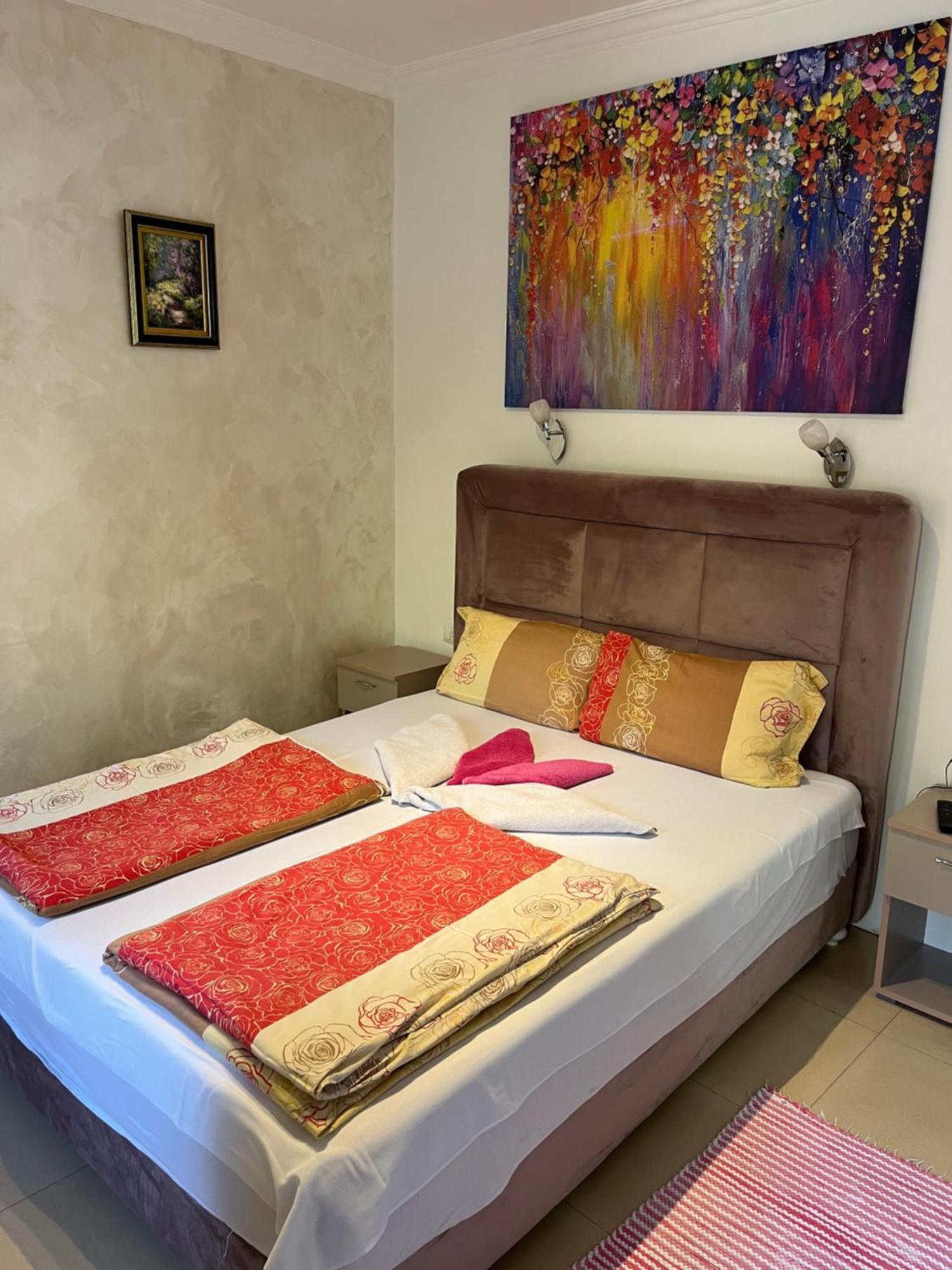 Sobe Sa Sopstvenim Kupatilom Private Rooms Bathroom In Center โนวีซาด ภายนอก รูปภาพ