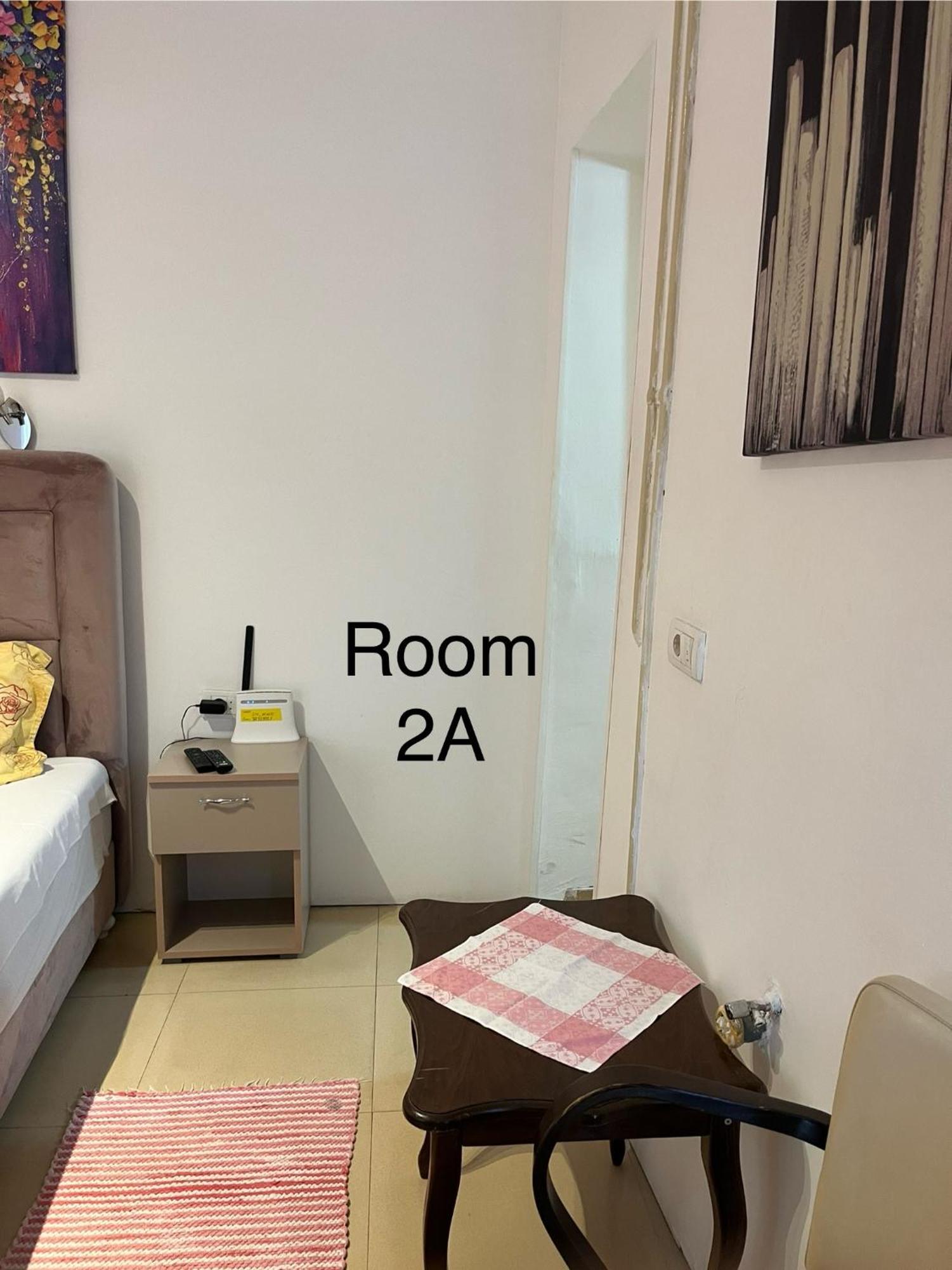 Sobe Sa Sopstvenim Kupatilom Private Rooms Bathroom In Center โนวีซาด ภายนอก รูปภาพ
