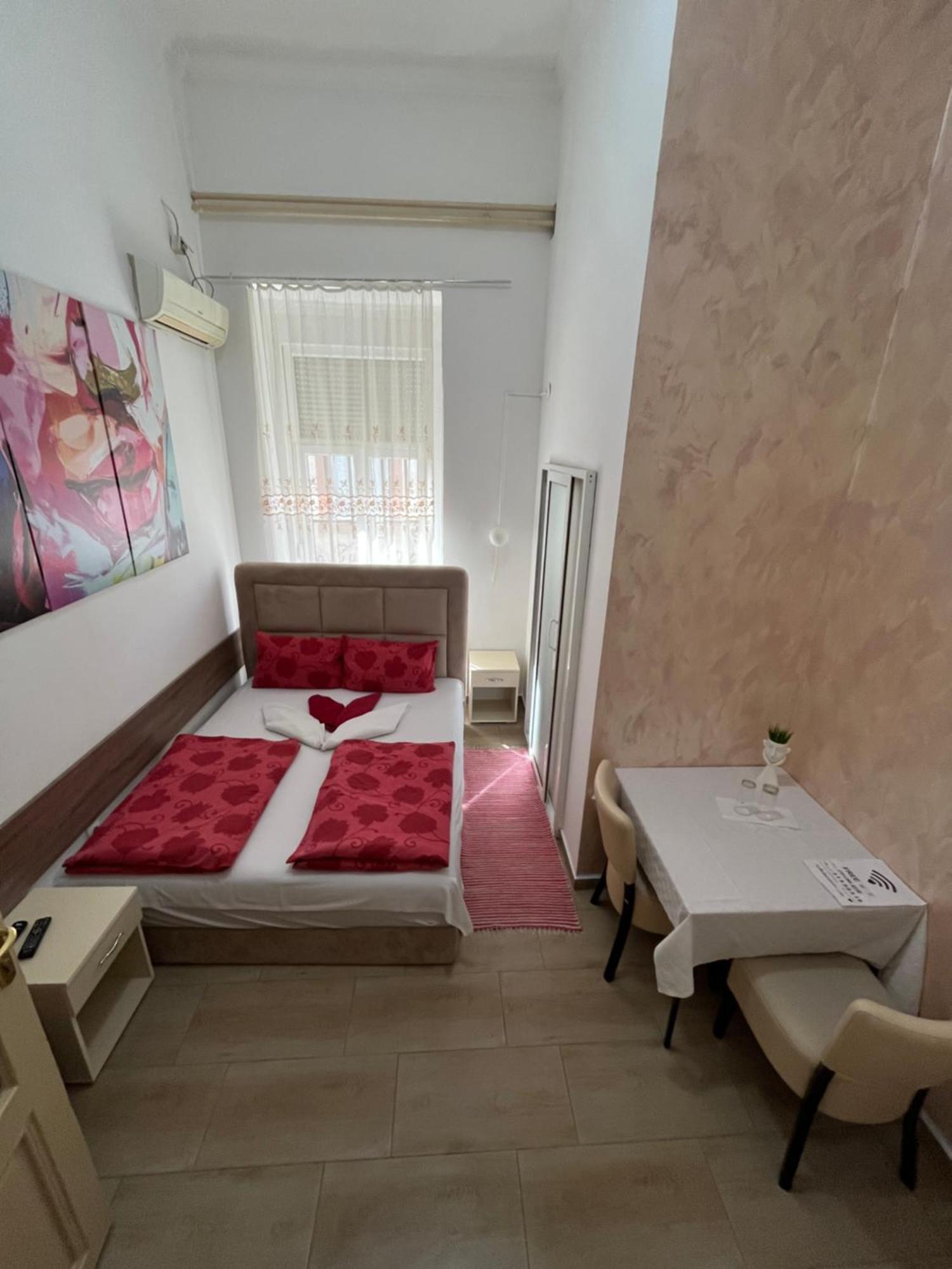 Sobe Sa Sopstvenim Kupatilom Private Rooms Bathroom In Center โนวีซาด ภายนอก รูปภาพ
