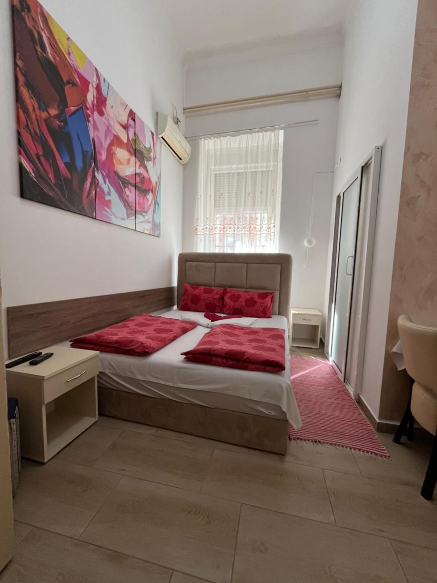 Sobe Sa Sopstvenim Kupatilom Private Rooms Bathroom In Center โนวีซาด ภายนอก รูปภาพ