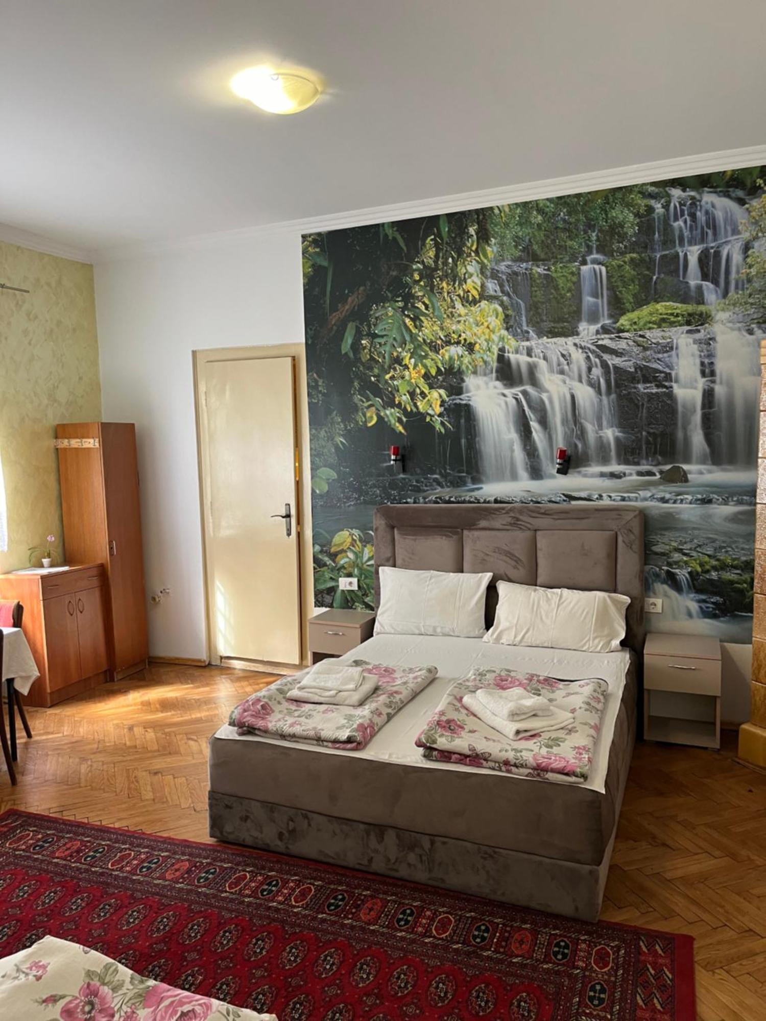 Sobe Sa Sopstvenim Kupatilom Private Rooms Bathroom In Center โนวีซาด ภายนอก รูปภาพ
