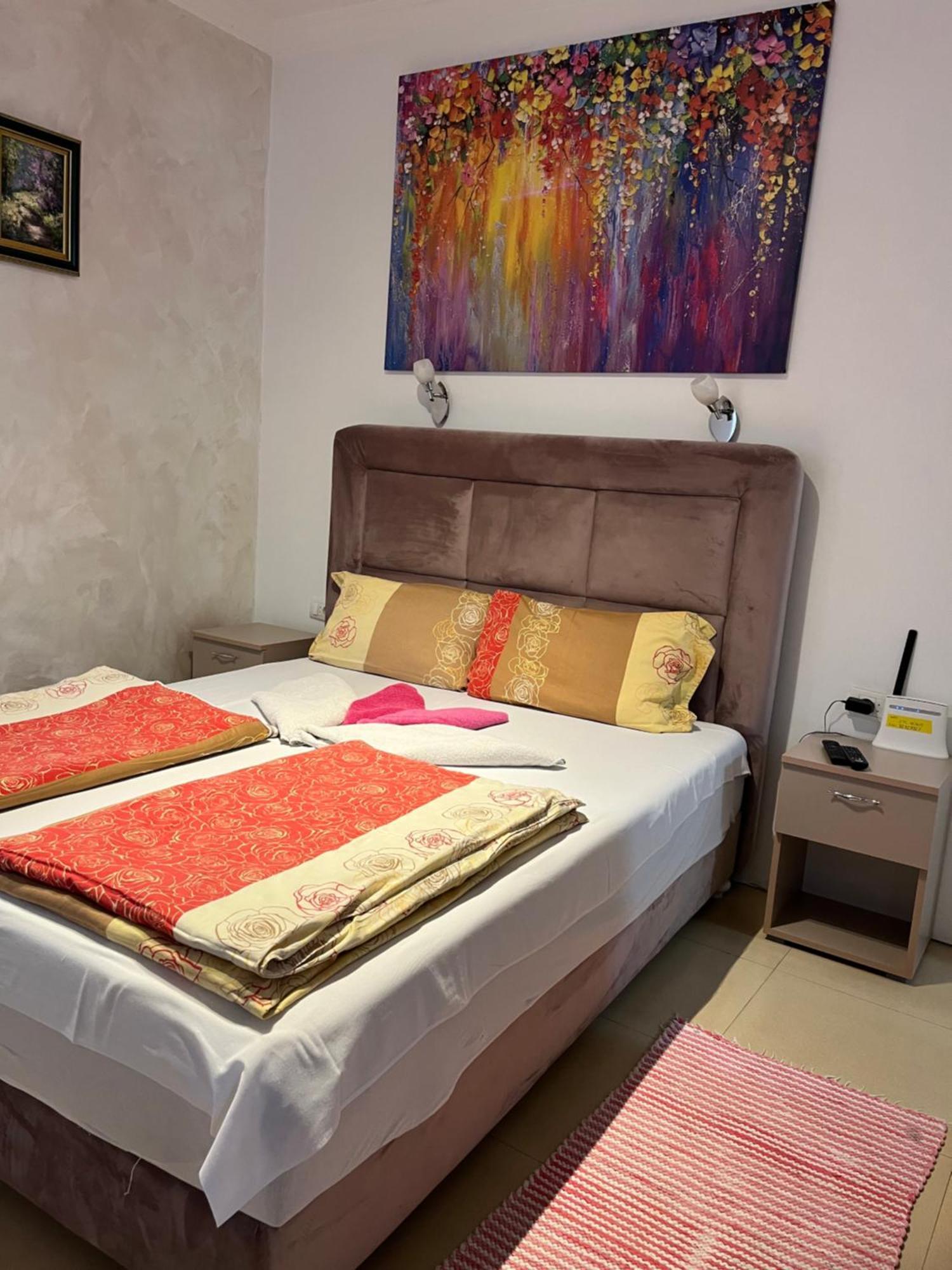 Sobe Sa Sopstvenim Kupatilom Private Rooms Bathroom In Center โนวีซาด ภายนอก รูปภาพ