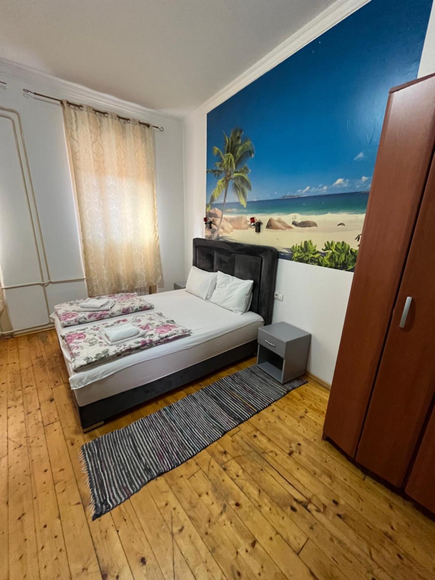 Sobe Sa Sopstvenim Kupatilom Private Rooms Bathroom In Center โนวีซาด ภายนอก รูปภาพ