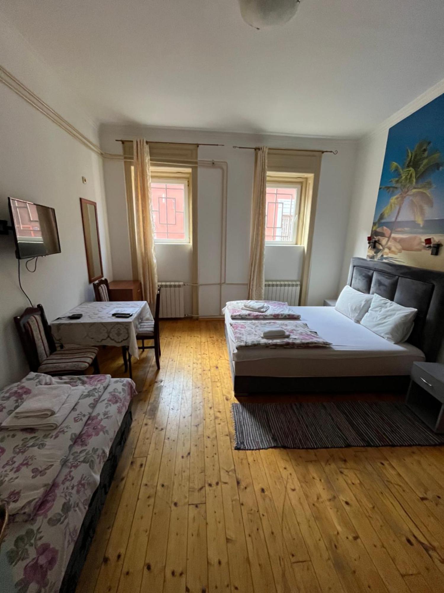 Sobe Sa Sopstvenim Kupatilom Private Rooms Bathroom In Center โนวีซาด ภายนอก รูปภาพ