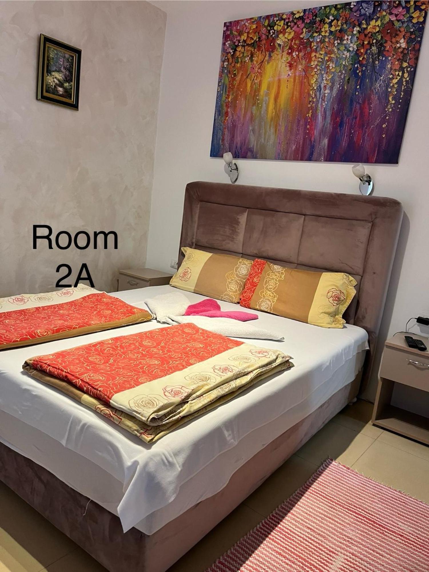 Sobe Sa Sopstvenim Kupatilom Private Rooms Bathroom In Center โนวีซาด ภายนอก รูปภาพ