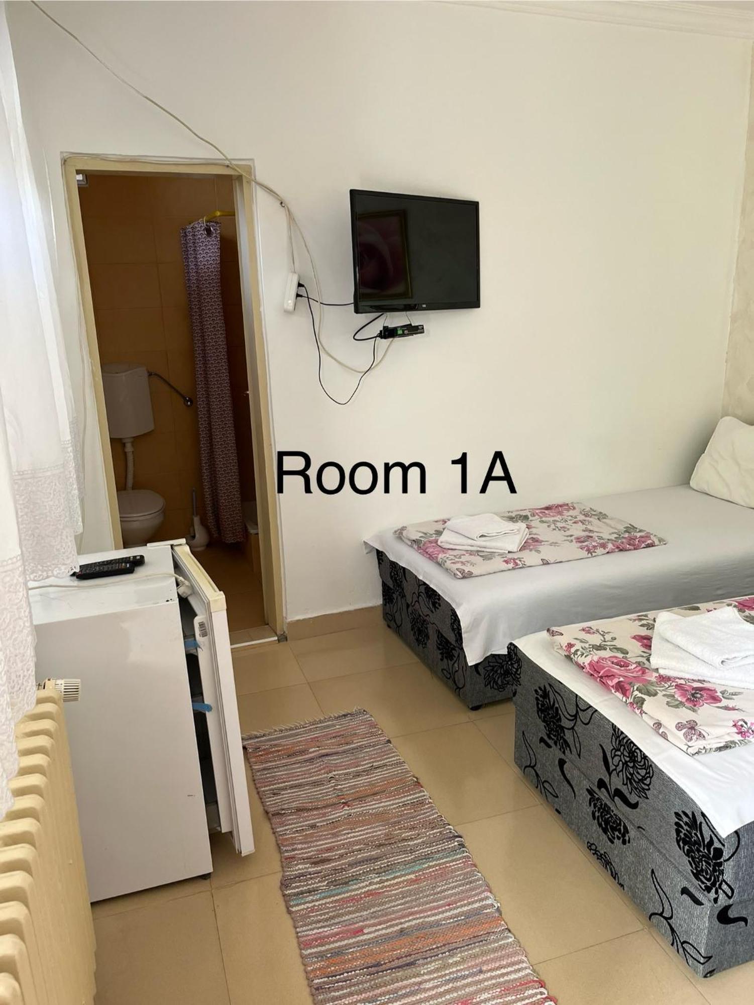 Sobe Sa Sopstvenim Kupatilom Private Rooms Bathroom In Center โนวีซาด ภายนอก รูปภาพ