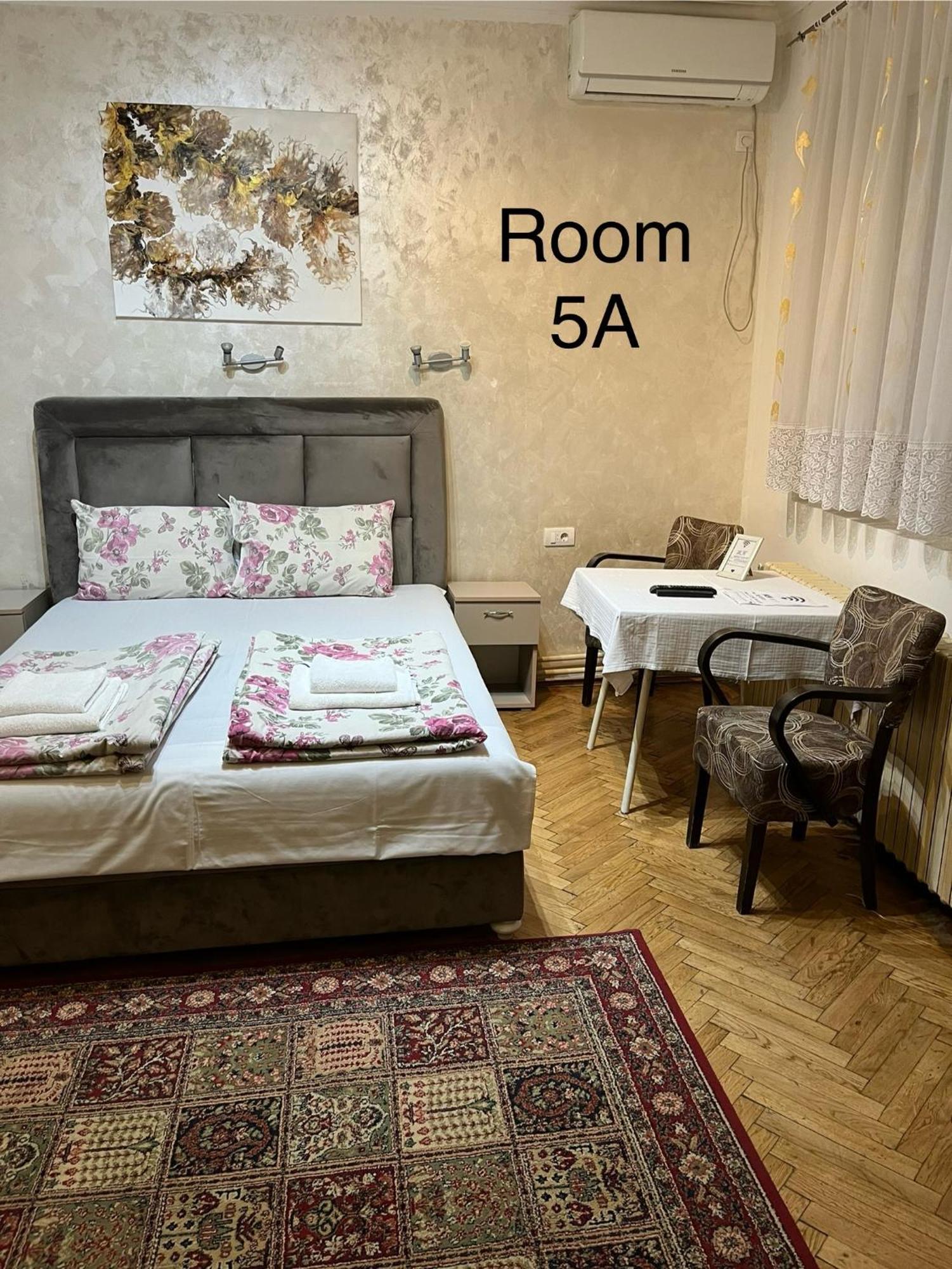 Sobe Sa Sopstvenim Kupatilom Private Rooms Bathroom In Center โนวีซาด ภายนอก รูปภาพ