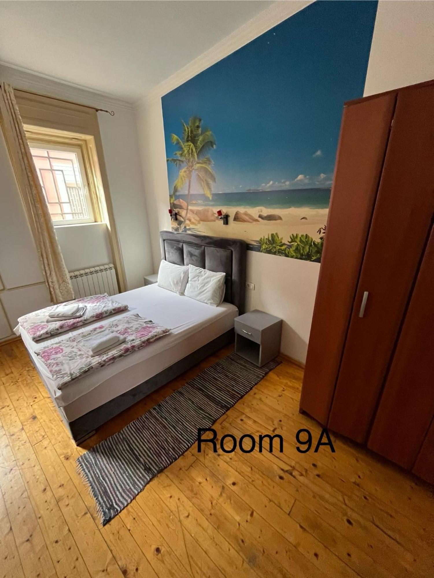 Sobe Sa Sopstvenim Kupatilom Private Rooms Bathroom In Center โนวีซาด ภายนอก รูปภาพ