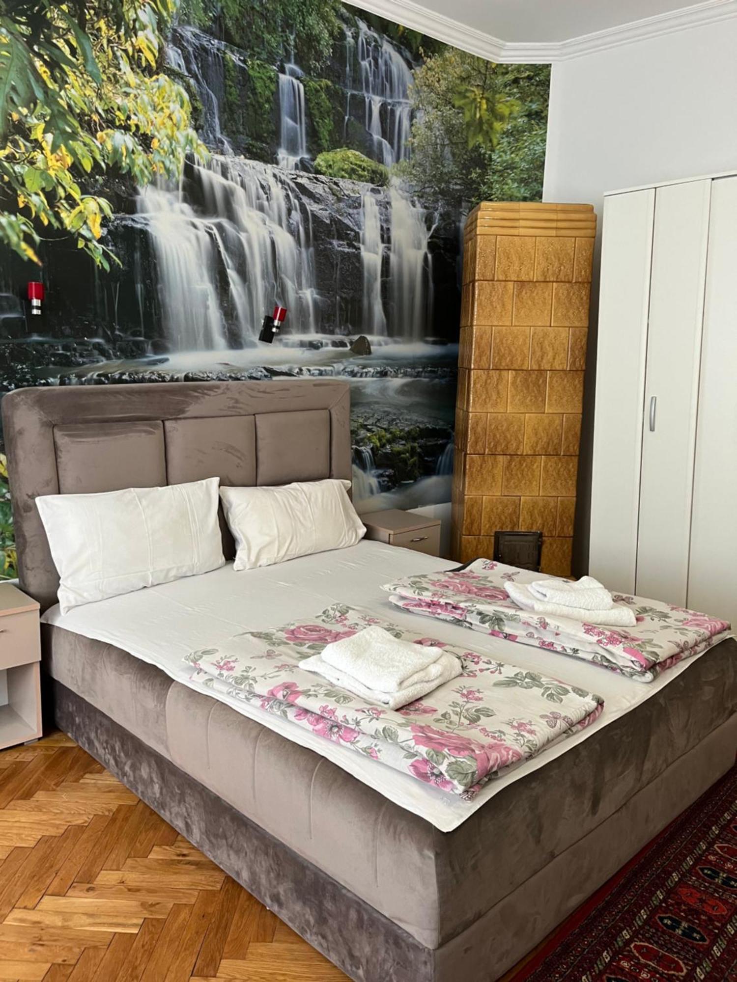 Sobe Sa Sopstvenim Kupatilom Private Rooms Bathroom In Center โนวีซาด ภายนอก รูปภาพ