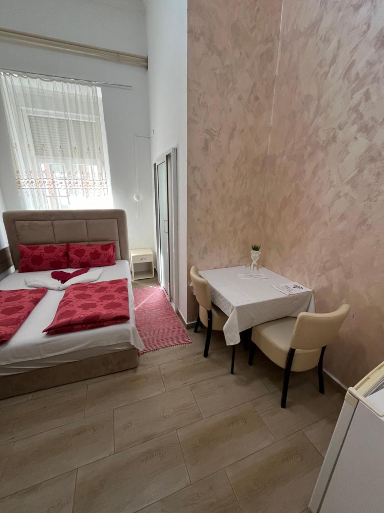 Sobe Sa Sopstvenim Kupatilom Private Rooms Bathroom In Center โนวีซาด ภายนอก รูปภาพ